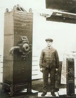 Ouvrier de l'usine PAJOT à côté d'un marteau neuf